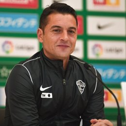 El entrenador del Elche CF, Francisco Rodríguez, en rueda de prensa en el estadio Martínez Valero.