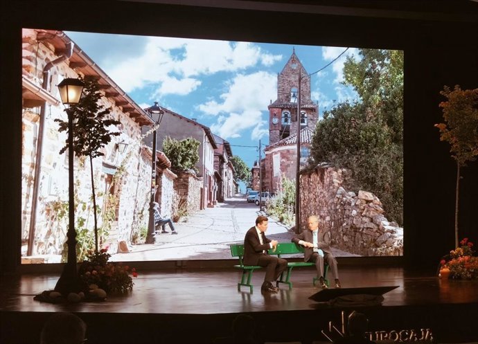 El director general de Eurocaja Rural, Víctor Manuel Martín, y el presidente de Next Educación. Cátedra de Despoblación y Reto Demográfico, Manuel Campo Vidal.