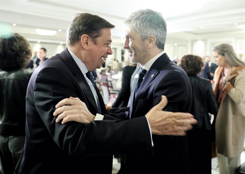 El ministro de Agricultura, Pesca y Alimentación, Luis Planas (i), y el ministro del Interior, Fernando Grande-Marlaska, conversan en un desayuno informativo de Europa Press, en el Hotel Rosewood Villa Magna