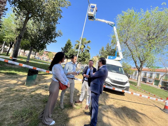 El alcalde de La Rinconada, Javier Fernández, ha supervisado el comienzo de los trabajos de sustitución del alumbrado público por luminarias con tecnología LED.