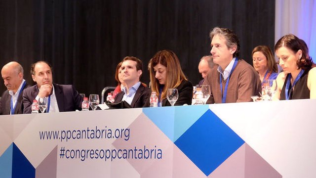 Archivo - Imagen de archivo de la presidenta del PP de Cantabria, María José Sáenz de Buruaga, y el exministro Íñigo de la Serna, junto a otros integrantes del partido