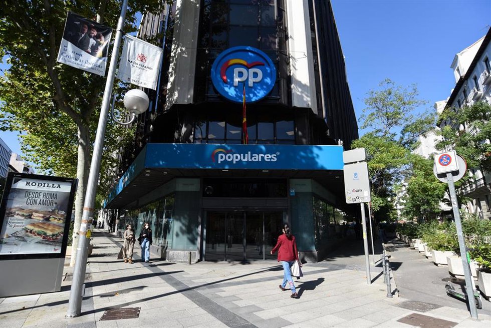 Archivo - Fachada de la sede del PP, en el número 13 de la calle Génova, a 28 de octubre de 2021, en Madrid (España). La Audiencia Nacional (AN) ha condenado al ex tesorero del PP Luis Bárcenas a 2 años de cárcel por pagar en 'b' más de 1 millón de euro