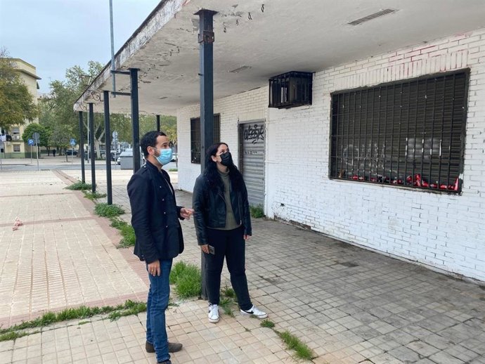 El concejal de IU y portavoz de la coalición IU-Podemos, Daniel González Rojas, junto a los locales anexos al Mercado Tiro de Línea.