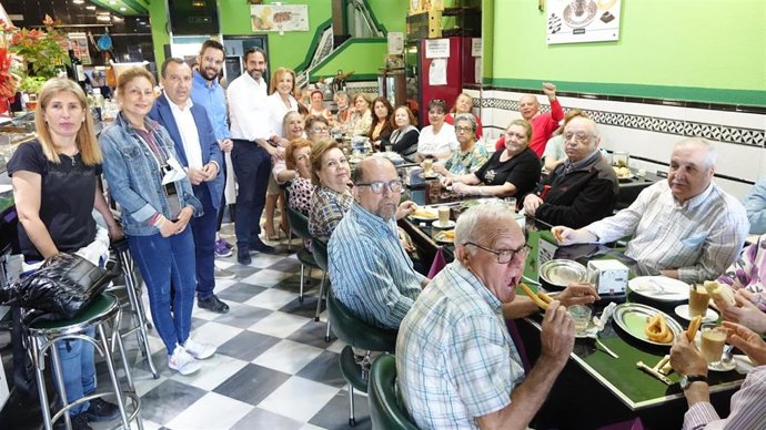 Dirigentes del PSOE de Málaga en un desayuno con mayores en Málaga