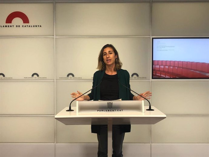 La diputada de la CUP en el Parlament Laia Estrada en rueda de prensa en la Cámara catalana a 10 de mayo de 2022