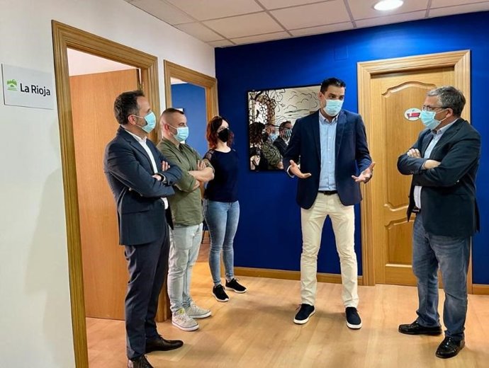 El consejero de Servicios Sociales y Gobernanza Pública, Pablo Rubio; el director general de Servicios Sociales, Pablo González; y el responsable en La Rioja de Fundación Diagrama, Javier Martínez, han detallado las mejoras introducidas por el Gobierno