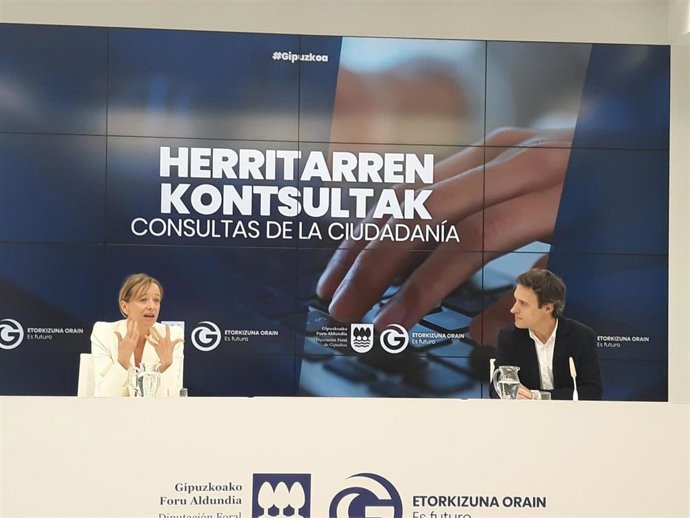 La portavoz foral, Eider Mendoza, y el diputado de Promoción Económica, Jabier Larrañaga