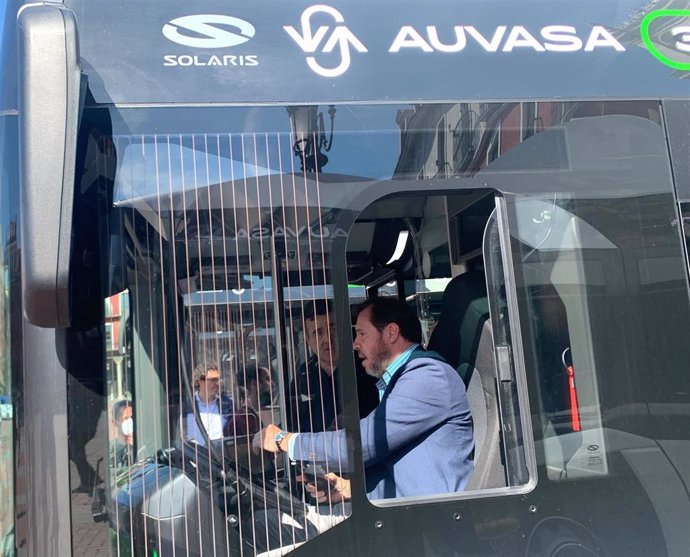 El alcalde de Valladolid, Óscar Puente, en un autobús de Auvasa.