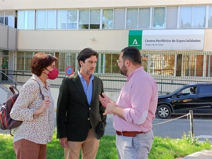 El portavoz de la Comisión Ejecutiva Provincial del PSOE de Huelva, Enrique Gaviño, junto a la número 3 de la candidatura de la formación en Huelva al Parlamento, Susana Rivas.