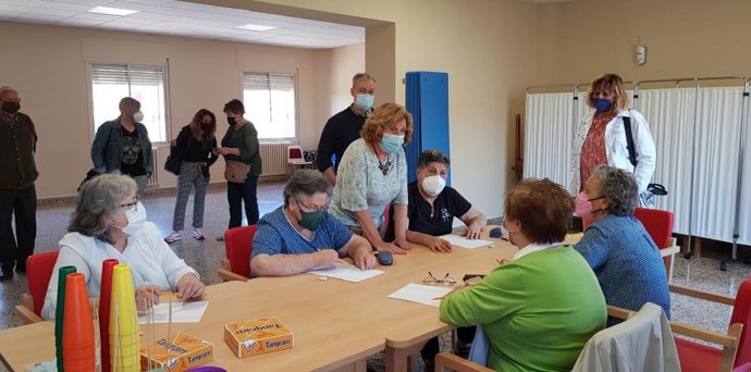 La consejera María Victoria Broto ha visitado el Hogar de Mayores de Gallur