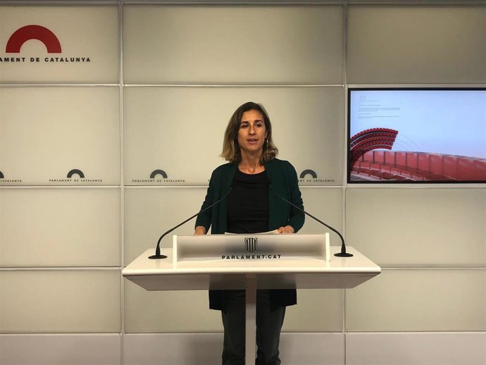 La diputada de la CUP en el Parlament Laia Estrada en rueda de prensa en la Cámara catalana a 10 de mayo de 2022