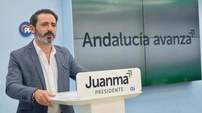 L coordinador general del PP de Málaga, José Ramón Carmona, en rueda de prensa
