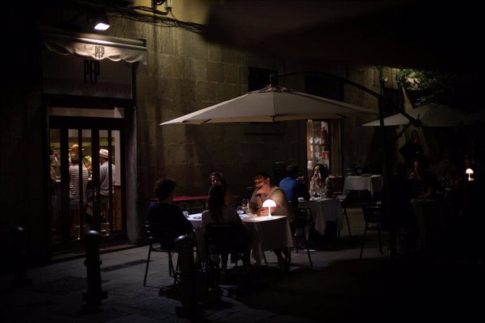 Archivo - Varias personas cenan en la terraza de un restaurante en el Paseo del Born