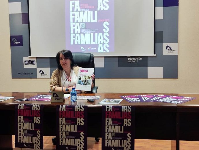 La diputada Eva Muñoz presenta la campaña 'La historia de tu foto familiar' .