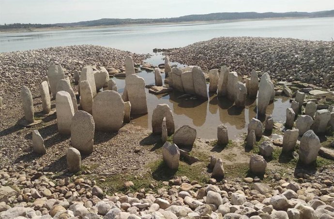 Archivo - Dolmen del Guadalperal, en el embalse de Valdecañas