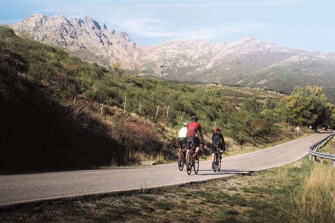 Varias personas realizan en bicicleta una de las rutas Cyclope diseñadas por la Diputación.