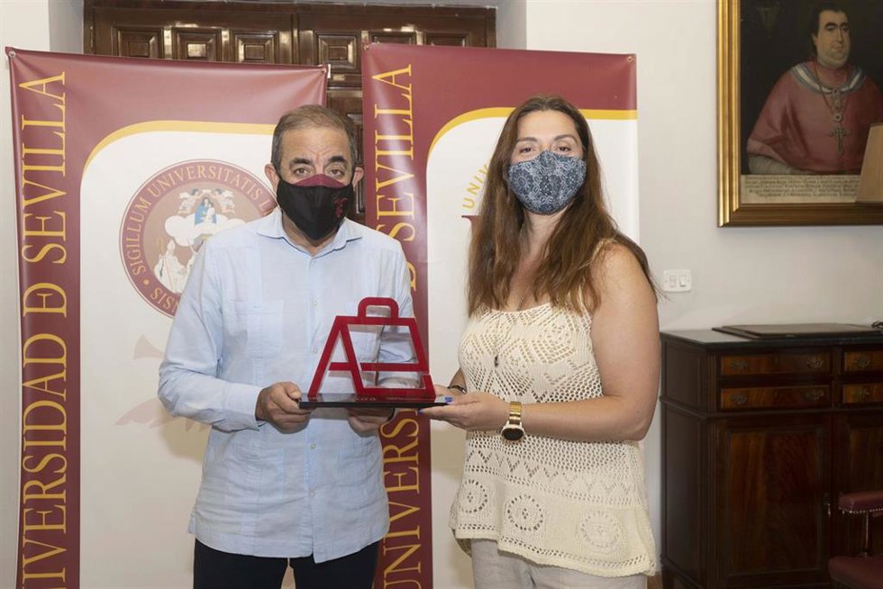 Archivo - El rector de la Universidad de Sevilla junto a Pilar Manchón en la entrega del premio Alumni US en la edición de 2021.