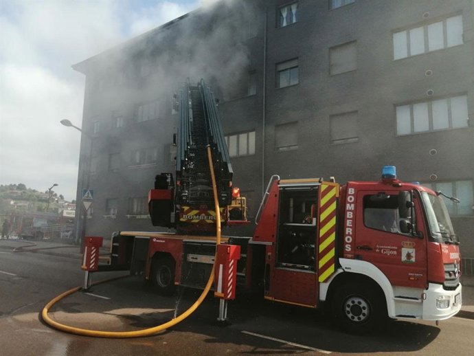 Bomberos de Gijón extinguen un incendio.