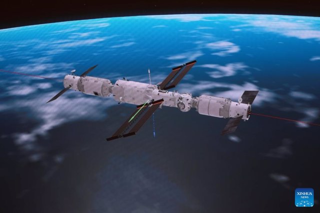 Esta imagen simulada capturada en el Centro de Control Aeroespacial de Beijing el 10 de mayo de 2022 muestra el acoplamiento de la nave espacial de carga Tianzhou-4 de China con la combinación del módulo central de la estación Tianhe y la nave  Tianzhou-3