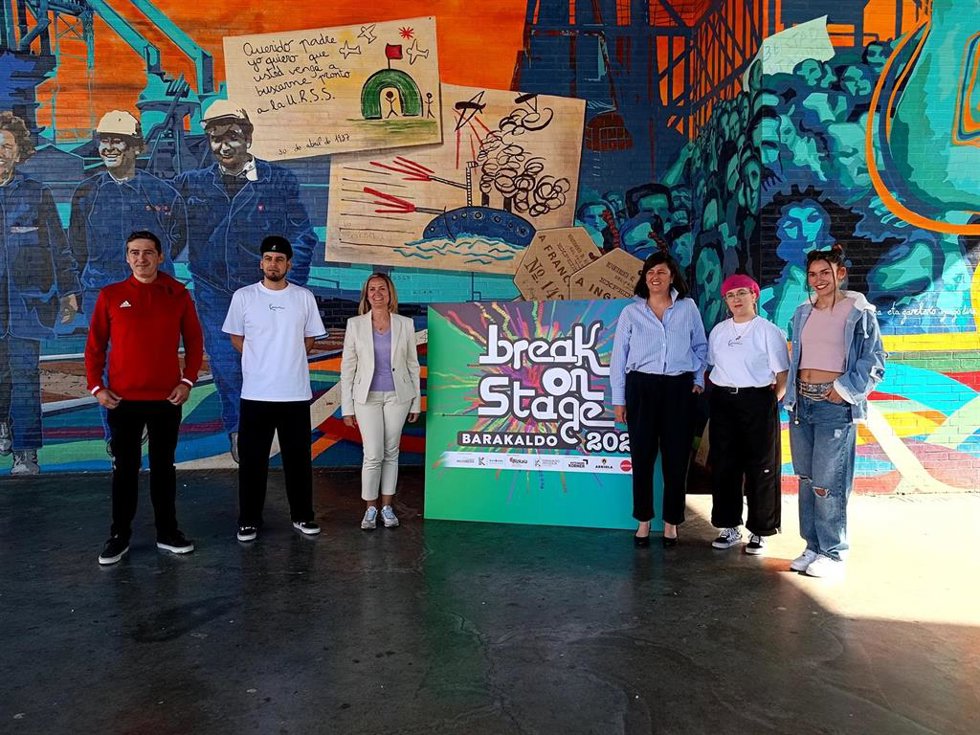 Amaia del Campo y Begoña de Ibarra junto a organizadores del BreakOnStage.