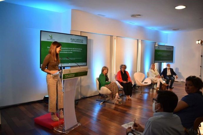 La consejera de Turismo, Nuria Flores, presenta en Cáceres el II Plan Turístico de Extremadura 2021-2023