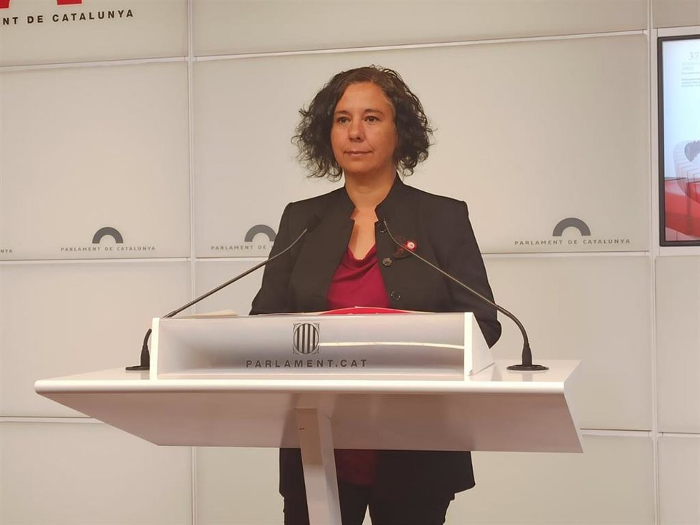 La portavoz adjunta de los comuns en el Parlament, Susanna Segovia, en rueda de prensa en la Cámara.