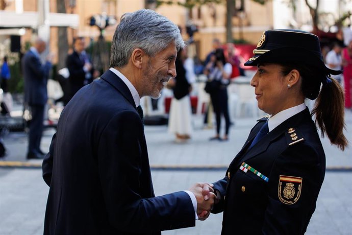 El ministro de Interior, Fernando Grande-Marlaska, saluda a su llegada a la celebración del LXXII Aniversario de la Declaración Schuman con motivo del Día de Europa, en el Senado, a 9 de mayo de 2022, en Madrid (España). A este acto se suman los celebra