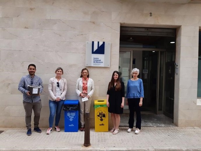 Archivo - La vicepresidenta del Consell de Mallorca y consellera de Sostenibilidad y Medio Ambiente, Aurora Ribot; la presidenta del IMAS, Sofia Alonso, y el director insular de Residuos, Juan Carrasco,  visitan el Centro Comarcal del IMAS en Manacor.