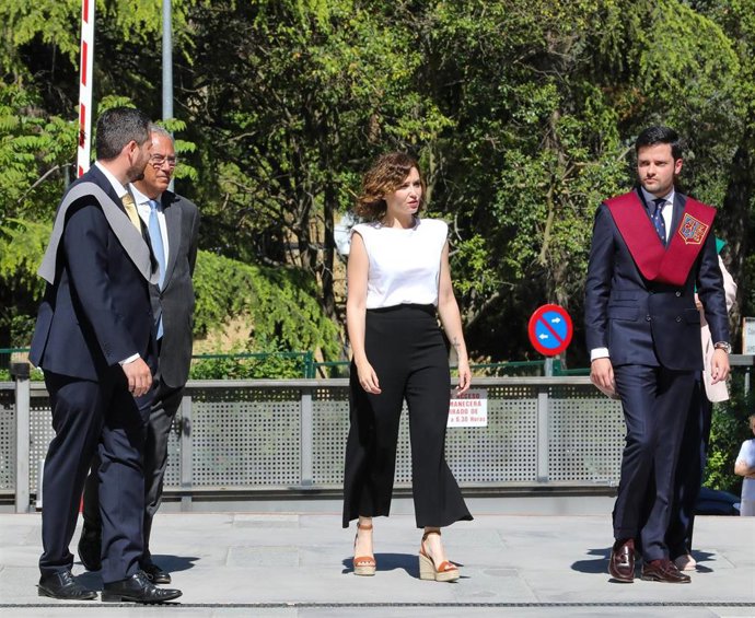 El consejero de Educación, Universidades y Ciencia y portavoz de la Comunidad de Madrid, Enrique Ossorio (2i); la presidenta de la Comunidad de Madrid, Isabel Díaz Ayuso (c) y el presidente de la Asociación de Colegios Mayores de Madrid, Gabriel Beltrán