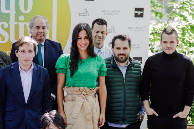 El alcalde de Madrid, José Luis Martínez-Almeida, la vicealcaldesa de Madrid, Begoña Villacís; y el cocinero David Muñoz, posan durante la presentación de la XIII edición de Gastrofestival Madrid, en el Real Jardín Botánico