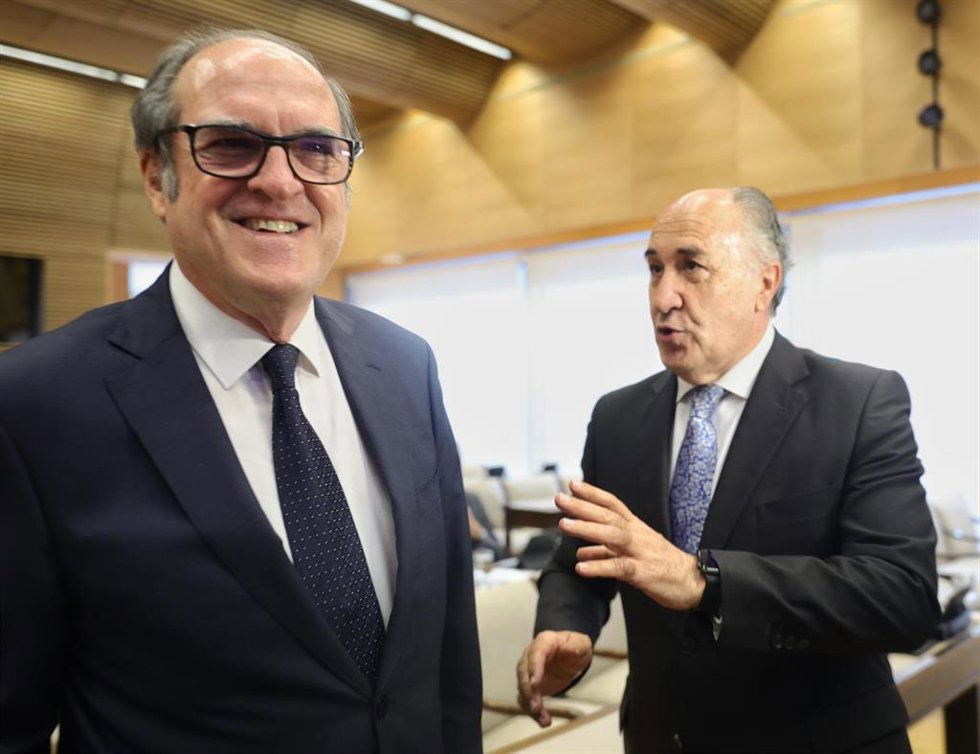 El Defensor del Pueblo, Ángel Gabilondo  conversa a su llegada a una Comisión Mixta de Relaciones con el Defensor del Pueblo
