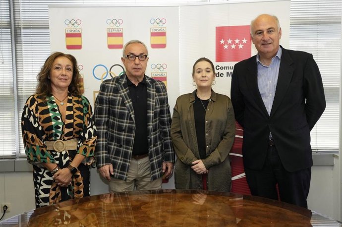 El presidente del COE, Alejandro Blanco, y la consejera de Cultura, Turismo y Deporte de la Comunidad de Madrid, Marta Rivera de la Cruz, (en el centro de la imagen) se reunieron para hacer seguimiento del programa 'Todos Olímpicos'.