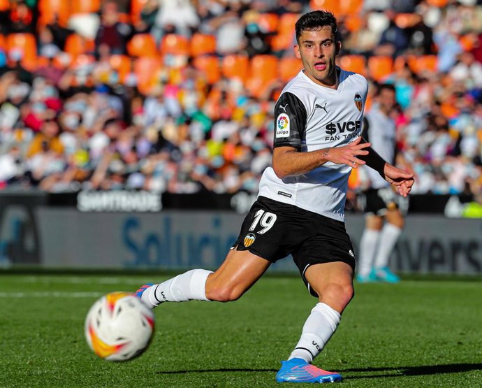 Archivo - El delantero del Valencia Hugo Duro durante el partido ante FC Barcelona disputado en Mestalla de LaLiga Santander 2021-2022.