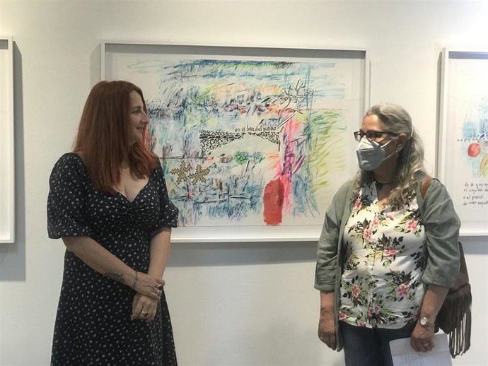 La concejala de Cultura, Fernanda Valdés, y la artista Matilde Granado.