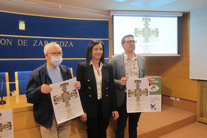 La alcaldesa de Maluenda, Carmen Herrero, el doctor en Historia del Arte, Fabián Mañas, y el miembro de Somos Maluenda, Jesús Gil, presentan las jornadas 'La orfebrería de las iglesias de Maluenda y los talleres de Calatayud'.