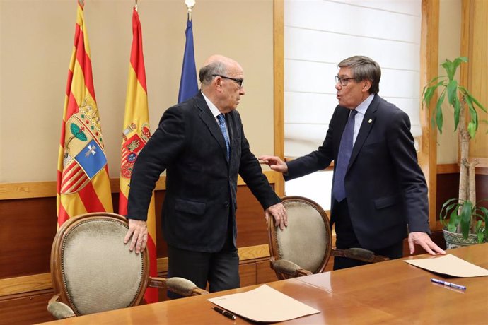 El vicepresidente del Gobierno de Aragón, Arturo Aliaga, y el consejero delegado de Dorna Sports, Carmelo Ezpeleta.