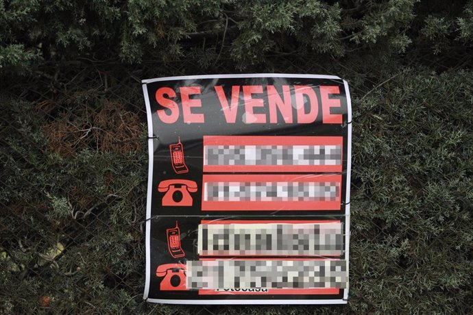 Archivo - Cartel de 'Se vende' en un inmueble.