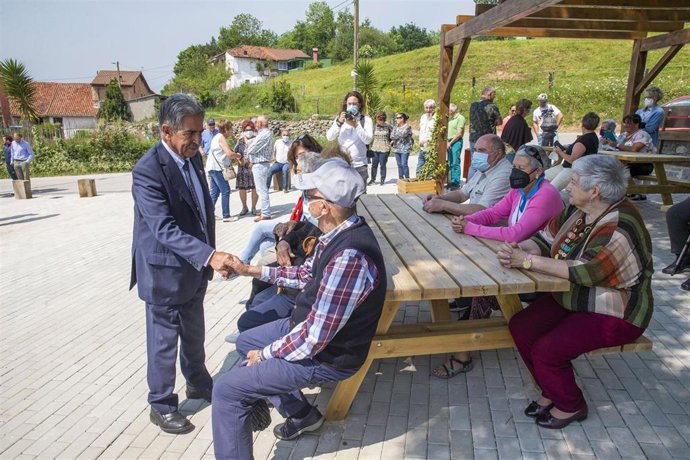 El presidente de Cantabria, Miguel Ángel Revilla, y el consejero de Obras Públicas, José Luis Gochicoa, inauguran el nuevo espacio de ocio que se ha ejecutado en San Felices de Buelna