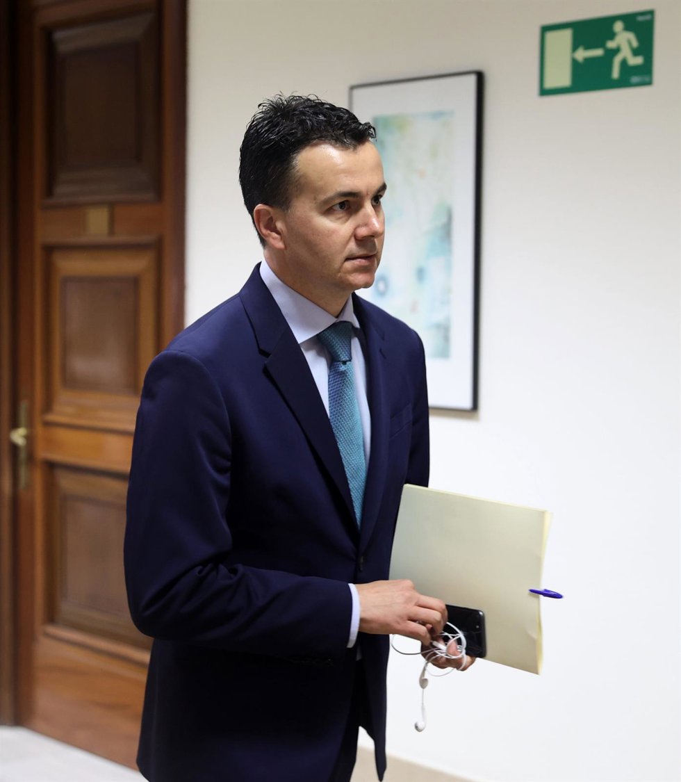 El portavoz del PSOE en el Congreso, Héctor Gómez, a su llegada a una Junta de Portavoces en el Congreso de los Diputados, a 10 de mayo de 2022.