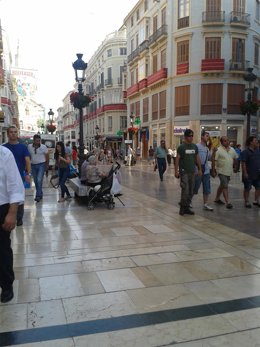 Archivo - Gente en la céntrica calle Larios de Málaga