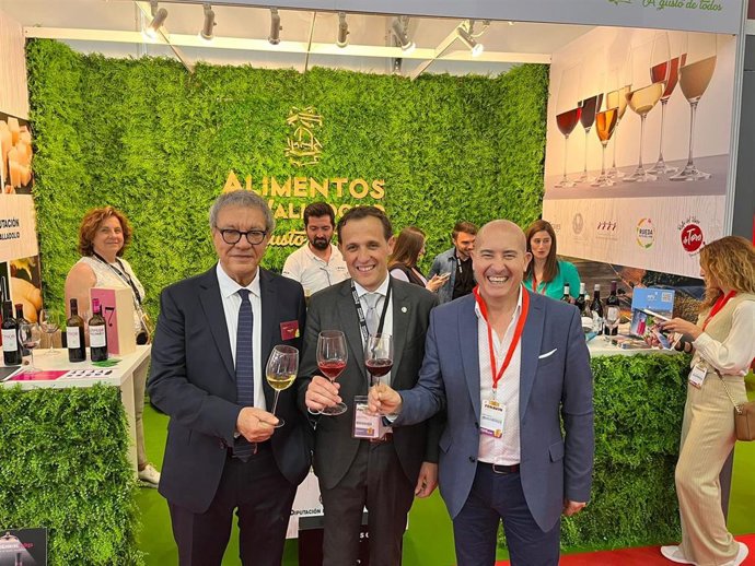 El presidente de la Diputación de Valladolid, Conrado Íscar, en el centro, durante la inauguración de Fenavin.