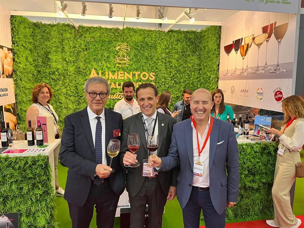 El presidente de la Diputación de Valladolid, Conrado Íscar, en el centro, durante la inauguración de Fenavin.