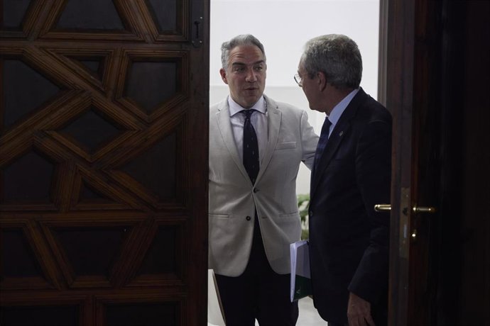 El consejero de Presidencia, Elías Bendodo, (i) junto al consejero de Economía, Rogelio Velasco, (d) durante la rueda de prensa tras el Consejo de Gobierno andaluz en el Palacio de San Telmo, a 10 de mayo de 2022 en Sevilla (Andalucía, España)