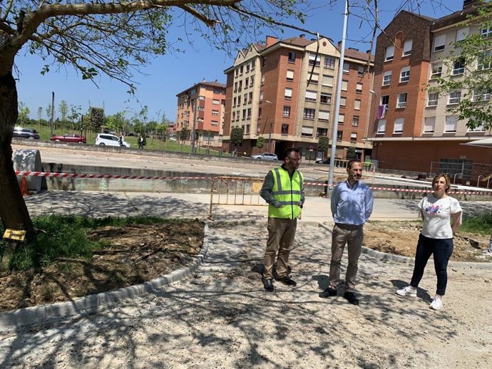 El alcalde de Siero, Ángel García, y la concejala de Urbanismo, Susana Madera, visitan las obras del Parque de las Traviesas en Lugones.