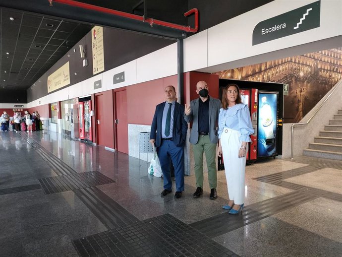 La consejera María González Corral, primera por la derecha, en su visita a la estación de autobuses de Salamanca.
