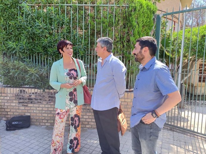 La candidata a la Junta por Adelante Andalucía, Teresa Rodríguez, con miembros de su equipo tras la reunión con la rectora de la Universidad de Huelva.