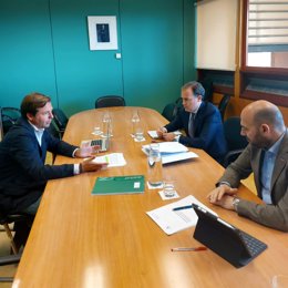 El delegado del Gobierno andaluz, Antonio Repullo (izda.), aborda la necesidad de una inversión urgente en la zona norte de Córdoba en una reunión.