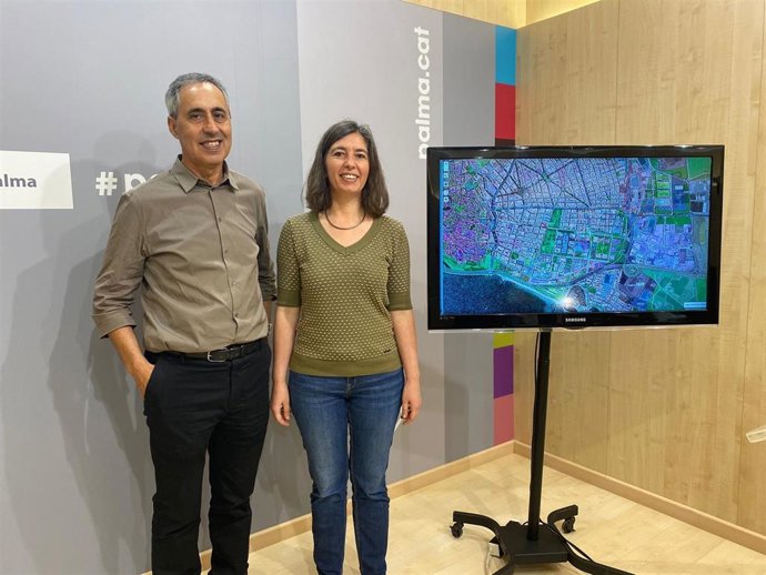 La regidora de Modelo de Ciudad, Vivienda Digna y Sostenibilidad, Neus Truyol, y el gerente de Urbanismo, Joan Riera.