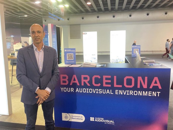 El presidente del Clúster de l'Audiovisual de Catalunya, Miquel Rutllant, ante el estand de la entidad en la feria ISE 2022.