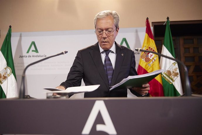 El consejero de Economía, Rogelio Velasco, durante la rueda de prensa tras el Consejo de Gobierno andaluz en el Palacio de San Telmo, a 10 de mayo de 2022 en Sevilla (Andalucía, España)